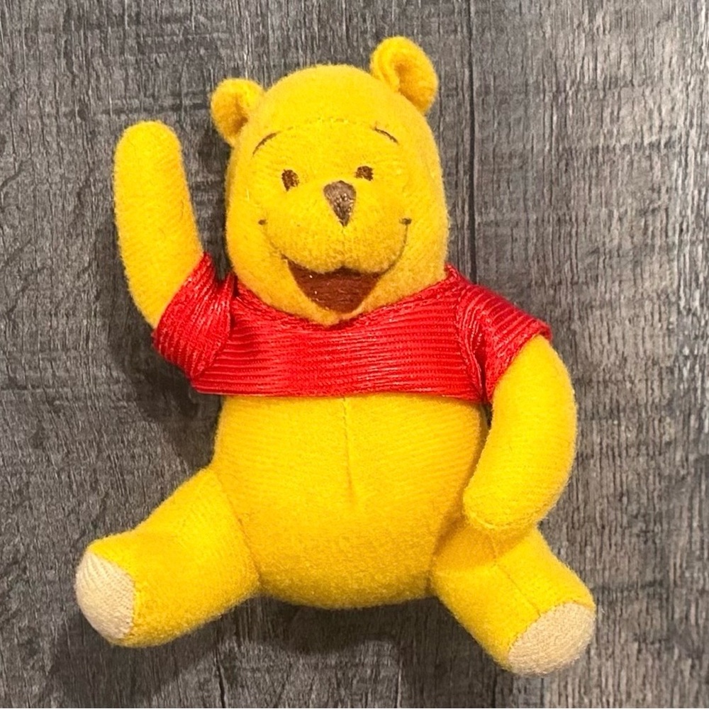 💞 Small Yellow Disney Winnie the Pooh Plush Rattle Baby Toy